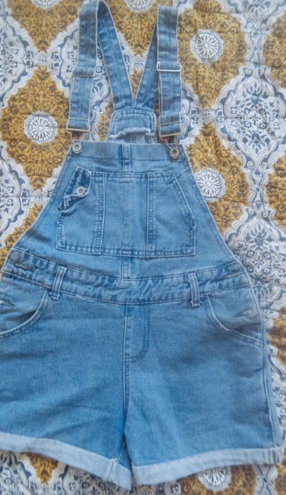 Джинсовые шорты-комбинизон