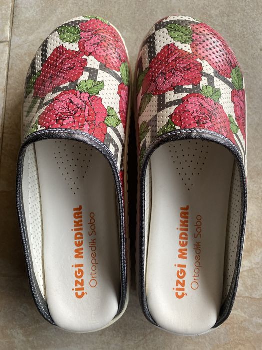 Медицинско облекло панталон с туника и медицинско ортопедично сабо