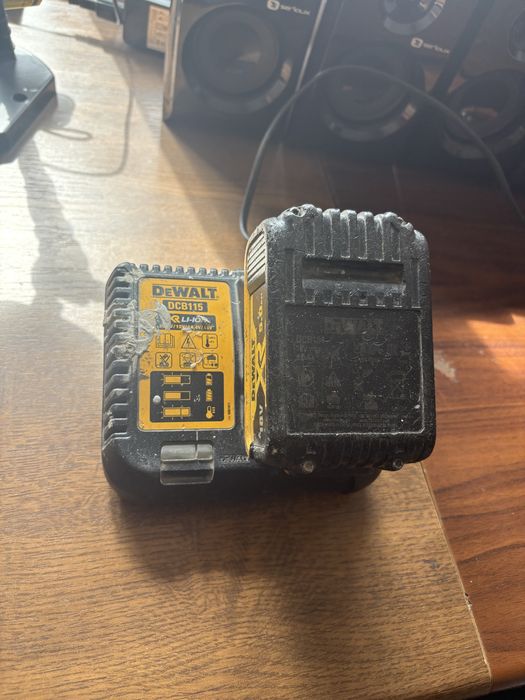 Încărcător și baterie Dewalt