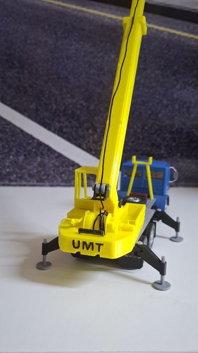 Macheta Roman diesel macara UMT scara 1:43