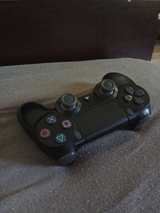 Vând  PlayStation 4 slim urgent!!!