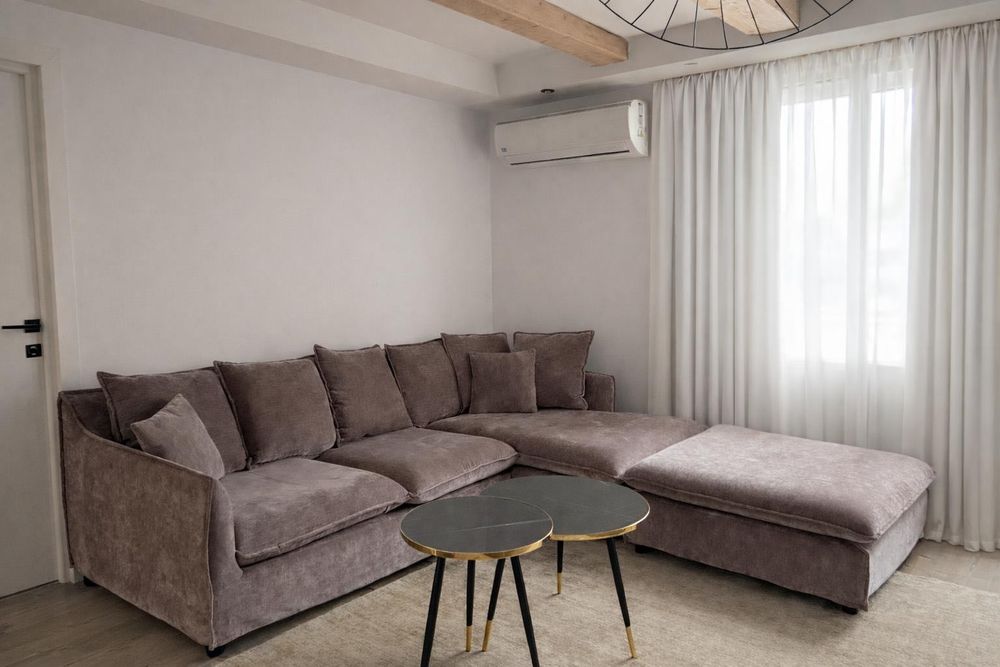 Coltar si taburet din catifea grej Haven, Invicta Inteior