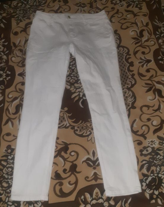 Vând blugi elastici