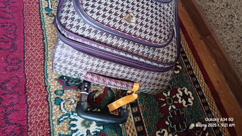 Продаётся чемодан и сумка.