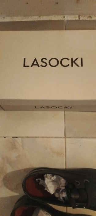 Продавам спортно-елегантни обувки