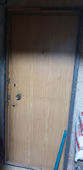 Металлический двери.