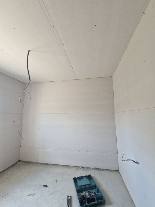 Vând casa pe structura metalica cu panouri Sandwich 9x7