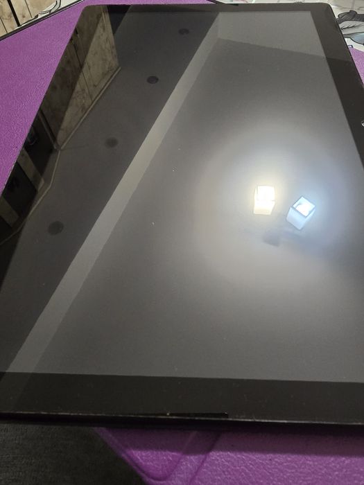 Tabletă LENOVO Tab M10 TB-X505F
Tableta Lenovo Tabovo inapoi
Tableta L