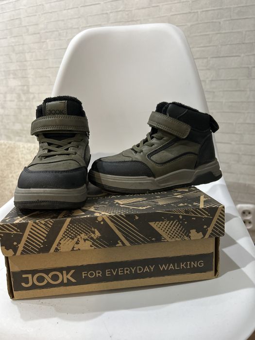 Продам демисезонные ботинки для мальчика