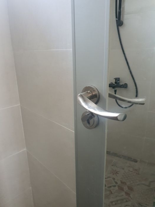 нови алуминиеви огледални врати за баня