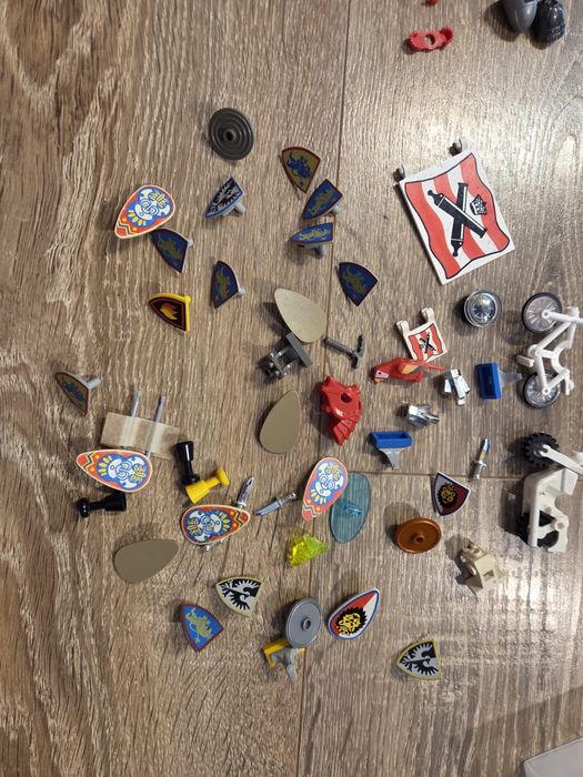 Lego medievale minifigurine scuturi accesorii etc