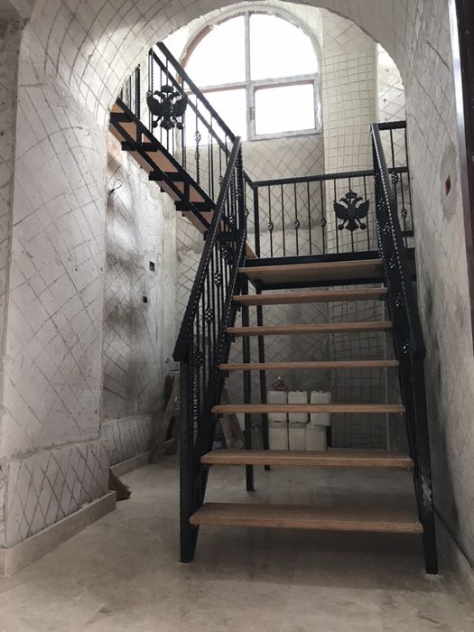 Porti, panou gard, scari, usi, balustrazi, balcoane, bancuri de lucru