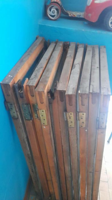 окна в деревянной рамке