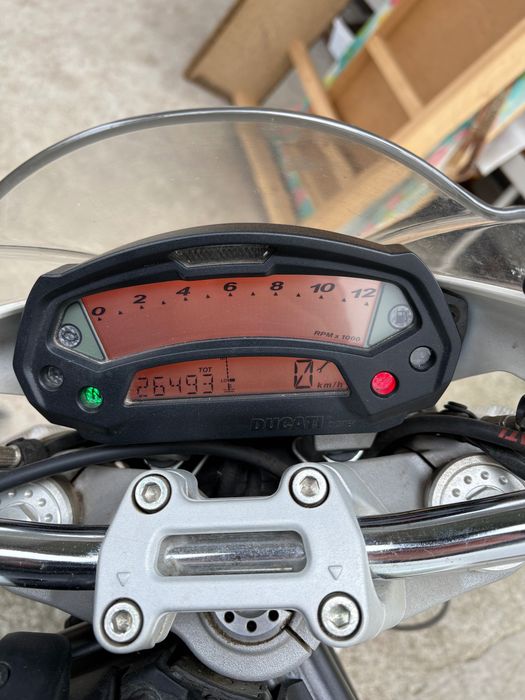 Продавам DUCATI Monster 696 ,  2009 година.  Тел: +359888370330 . Цена 3200€