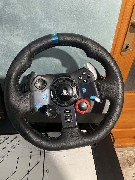 Vând volan Logitech G29 în stare foarte bună, funcționează perfect.   Volanul vine cu pedale și toate cablurile necesare