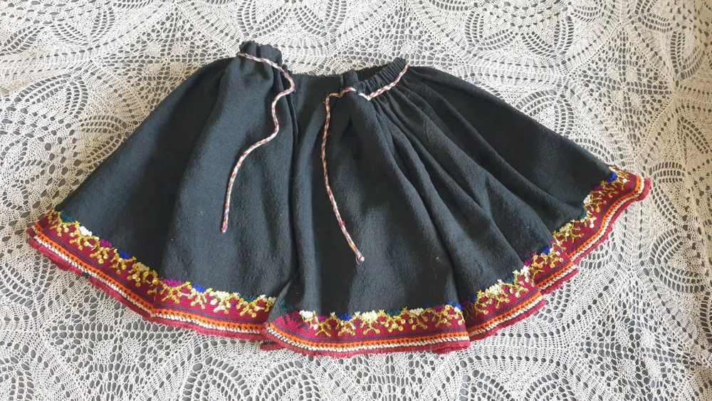 Автентични детски- кърлянка и престилка от Хърцайска носия.