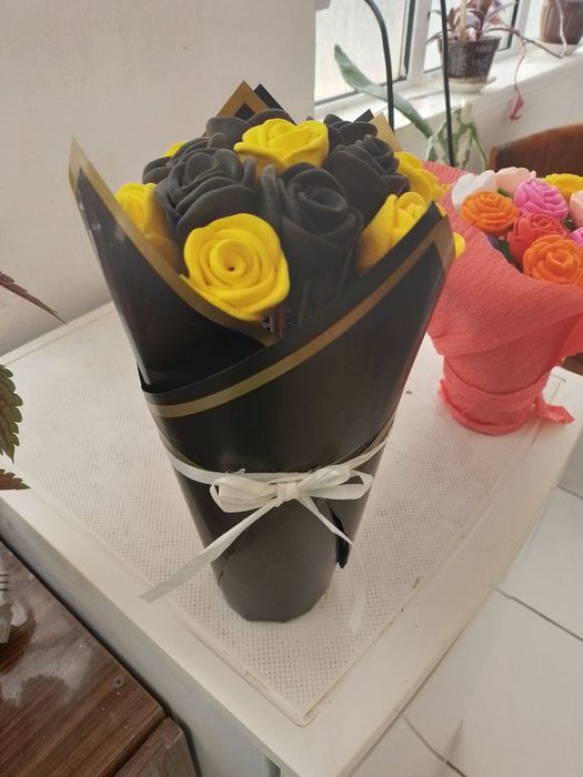 Qoʻlda mehnati asosida tayyorlagan ajobiy gullarbukletlar