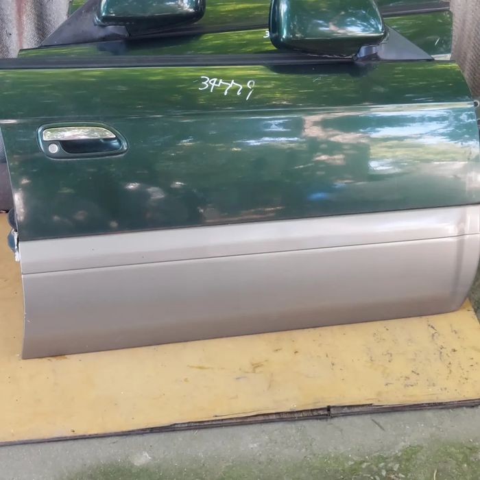 Двериь на Subaru Outback  Б4 .