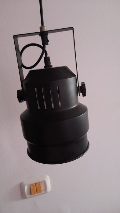 Lustra neagră pendula