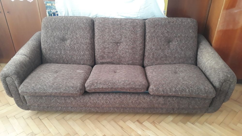 Приста, диван и табуретки