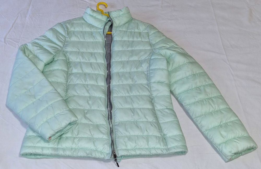 Geaca matlasata -mărime M, impecabila, brand Colours of the world