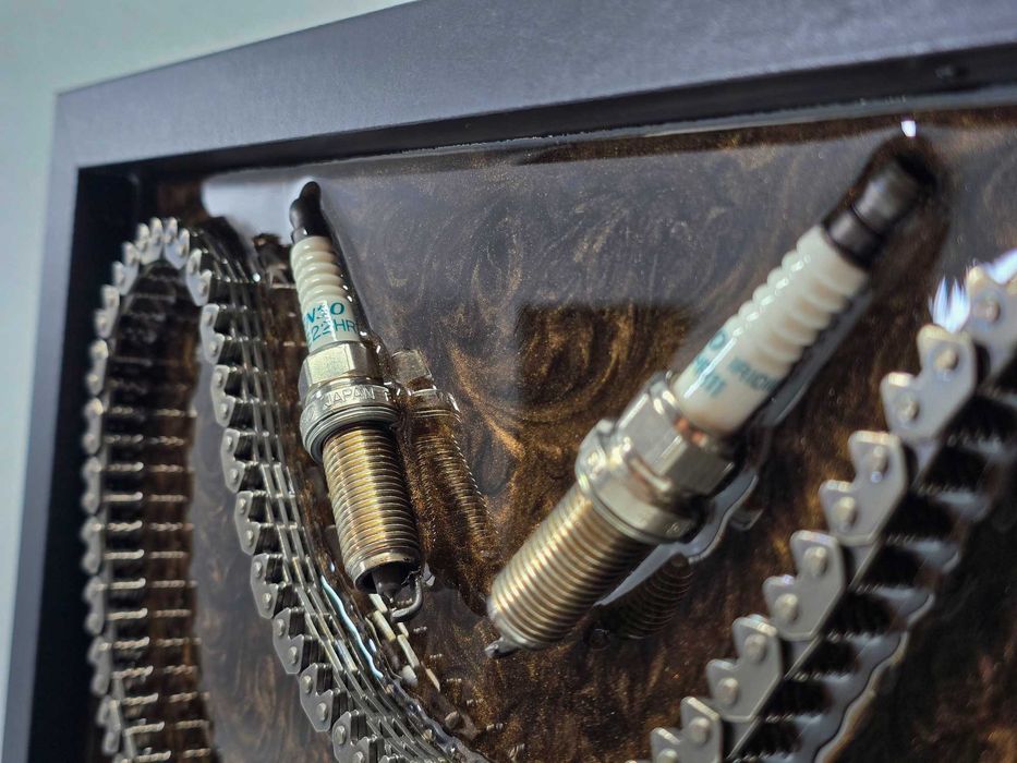 3D картина с части от двигател в епоксидна смола