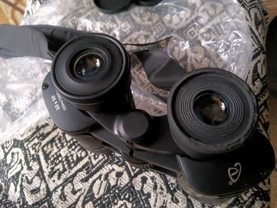 Висококачествен бинокъл в калъф, може да се добави статив