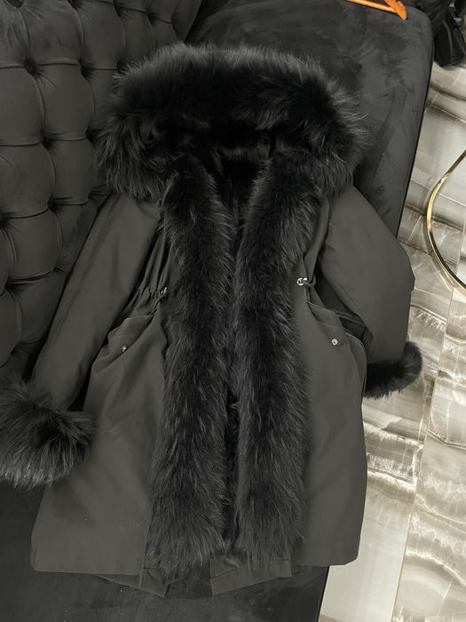 Черна парка с лисица