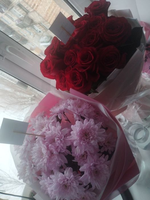 Цветы 2 букета роз, и 2 букета хризантемы