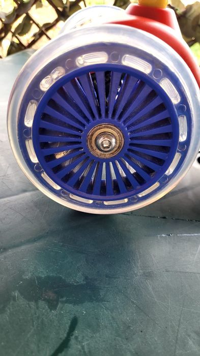 Vând   trotinete cu 3 roti Spidey si prieteni.  100 lei