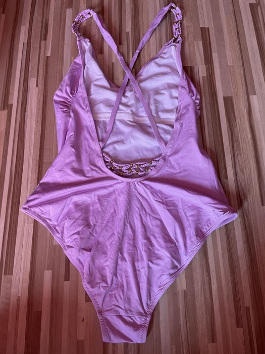 Цял бански, с лек дефект