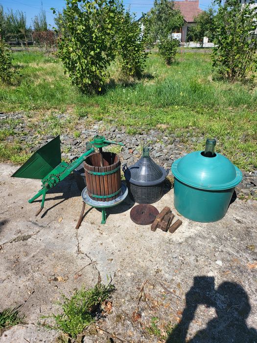 Zdrobitor, presa și 3 damigene