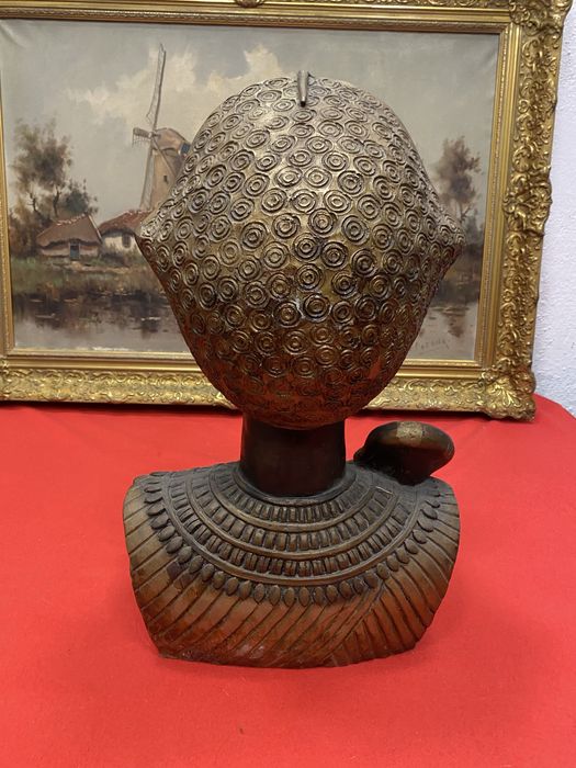 Стар бюст египетски фараон