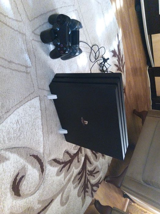 PS4 Pro 1TB, 35 jocuri (6 nedesfăcute)