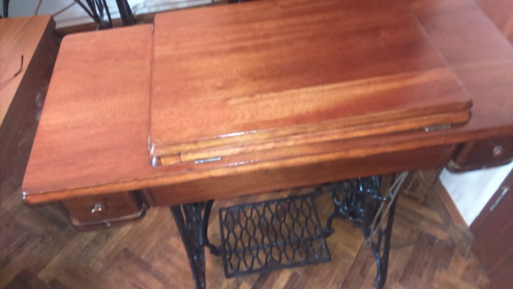 Mașina de cusut veche, Singer