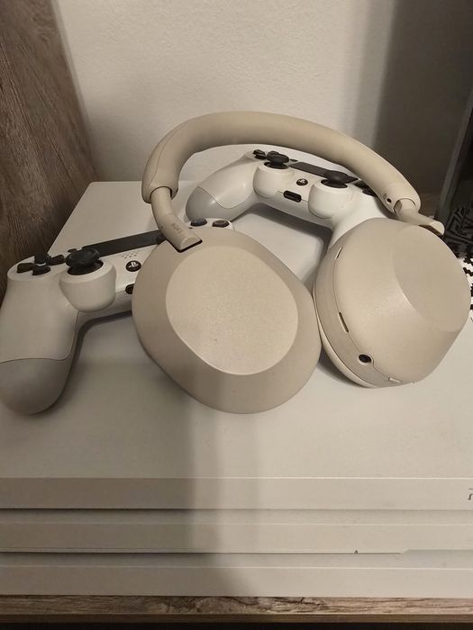 Ps4 pro 1TB без следи от употреба