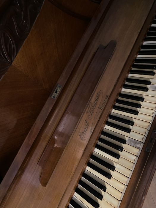 Пиано от времето на Соца