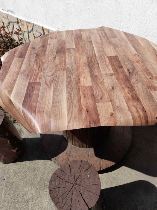 Дървени маси и трупчета