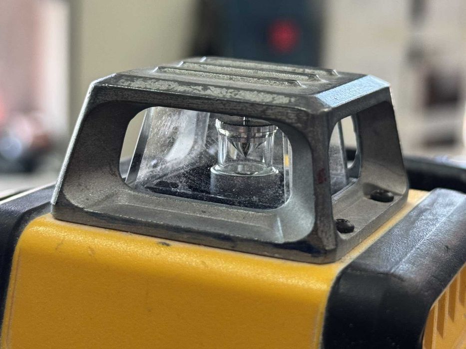 Линеен лазерен нивелир DEWALT DCE089D