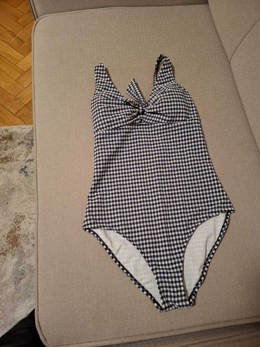 Costuma baie intreg marimea 38 , ca nou ,