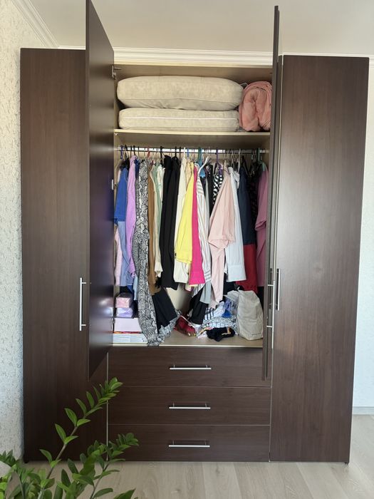 Продам плательный добротный шкаф