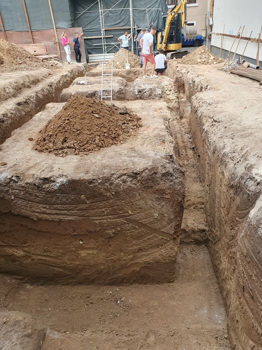 Săpături demolări excavati beciuri fose septice beton concasat frezat