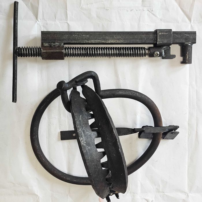 Capcana  puternica pt animale salbatitice cu sistem armare gheara 22cm
