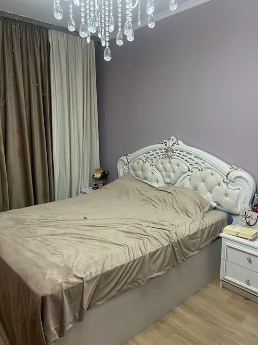 Кровать белая с изголовьем