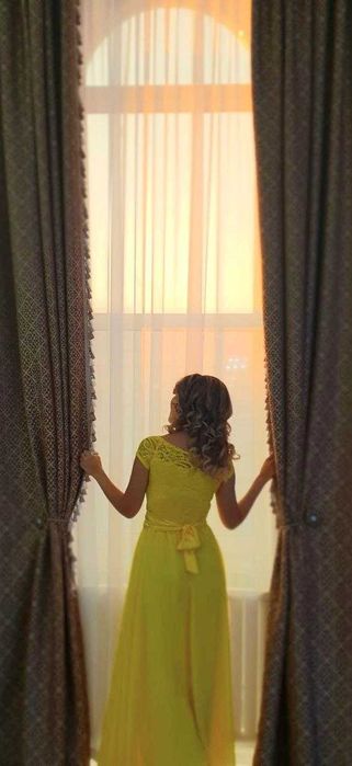 Красивое вечернее жёлтое платье