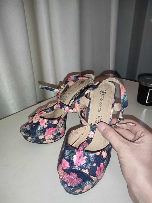 Босоножки летние на каблуке