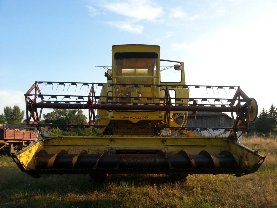 Dezmembrez Combina New Holland m140