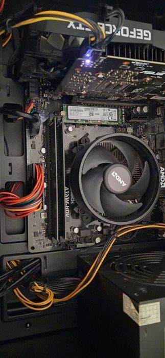 KIT/ Unitate PC AMD Ryzen 3, 8 GB DDR4, SSD 250 GB, placa video Vega 8