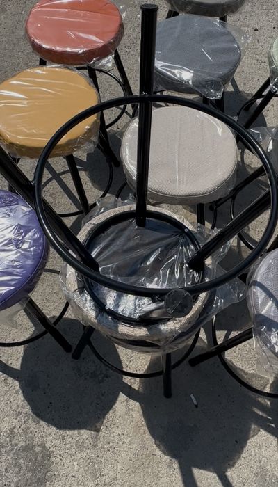 Табуретки с метални крака и мека седалка