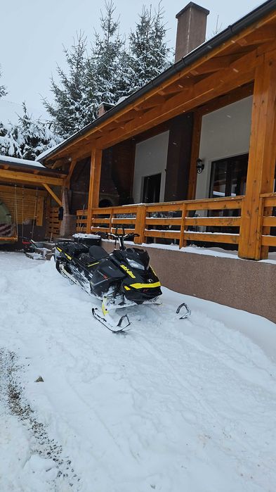 Snowmobil Can Am Schimb